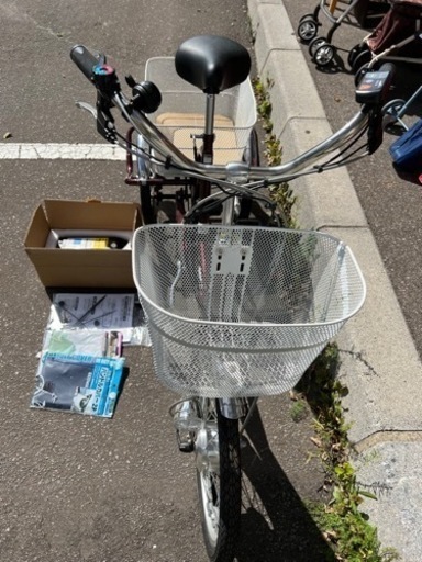 美原店　新品　ノーパンク電動アシスト三輪自転車　電動自転車　三輪自転車