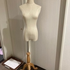 木製のマネキン、トルソーです。