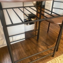 コンパクトサイズのダイニングテーブルといす1脚を差し上げますの画像