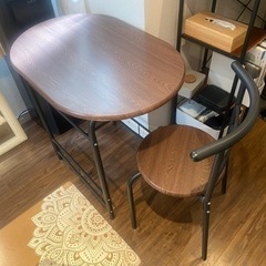 コンパクトサイズのダイニングテーブルといす1脚を差し上げますの画像