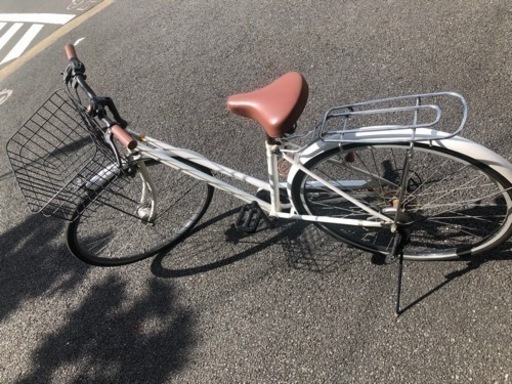 白い27インチ自転車