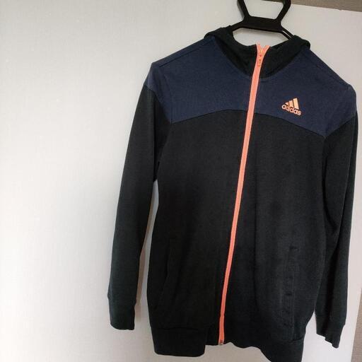 adidas　パーカー　紺色　オレンジのジップアップ　サイズM　左上小さくロゴ