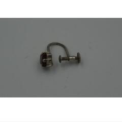 ▼▼J→→→M20番   淡い紫のクリスタルがついたイヤリング 片方の画像