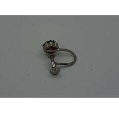 ▼▼J→→→M20番   淡い紫のクリスタルがついたイヤリング 片方の画像