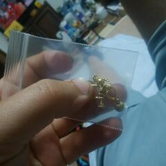 ▼▼J→→→M20番  金色の珠がゆれるイヤリング 片方の画像