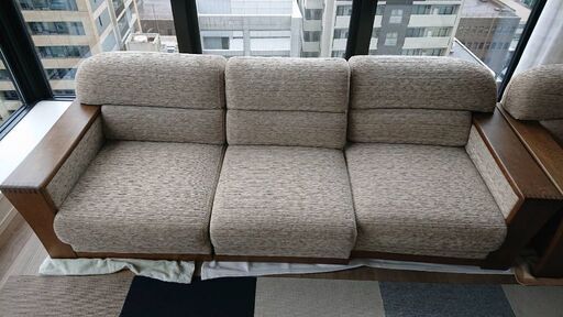 三人掛1点、一人掛2点、オットマン2点、の浜本工芸ソファーセット