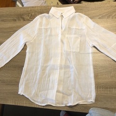 白いシャツ
