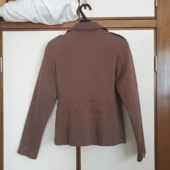 茶色ジャケットの画像