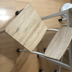 2人用ダイニングテーブルの画像