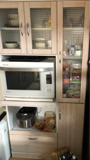 即引渡し可！フェミニン食器棚。