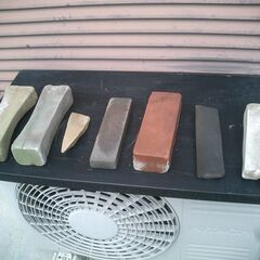 砥石（といし）です。古いです