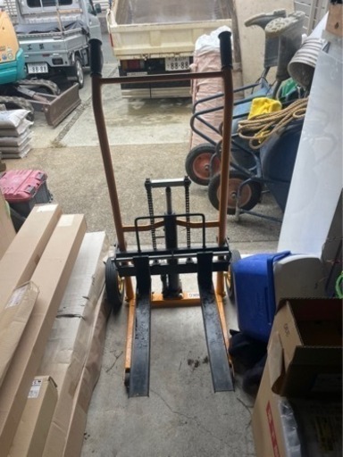 ハンドフォークリフト 最大積載200kg　油圧ペダル式　手動式　低床タイプ　運搬車　ハンドリフト　ハイアップ　ハイリフト　リフトアップ