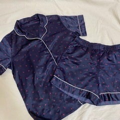 【数回着用】GU ジーユー サテンパジャマ 2着セット Sサイズの画像
