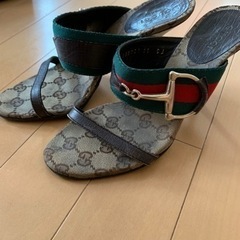 お話中　GUCCI サンダル