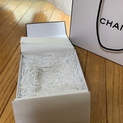 CHANEL  空箱とショップ袋の画像