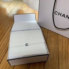CHANEL  空箱とショップ袋の画像