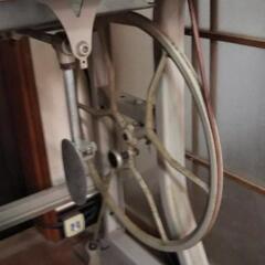 [ジャノメミシン]職業用ミシン（足踏み式）766型の画像