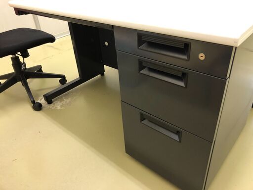 PLUS製　オフィス用デスク　片袖タイプ　2台