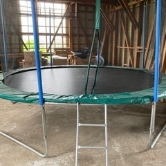 トランポリン