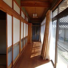 広い縁側と部屋数の多さが特徴の日本家屋物件　農地・山林付きで約3500坪あります（仲介） - 美作市