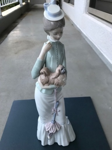 リヤドロの犬を抱く女の子　愛くるしい