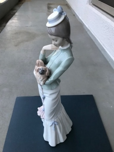 リヤドロの犬を抱く女の子　愛くるしい