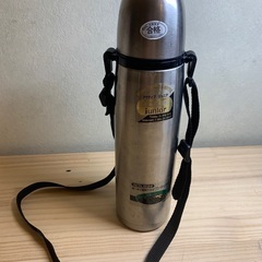 ステンレス水筒　750ml  コップ式です！　紐付き