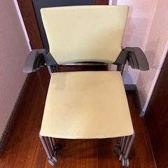 モスグリーンの手軽な会議用チェア4脚（ダイニングでも使える）