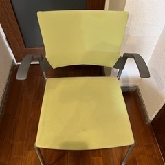 モスグリーンの手軽な会議用チェア4脚（ダイニングでも使える）の画像