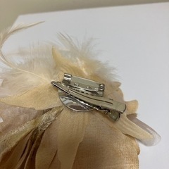 ベージュコサージュの画像