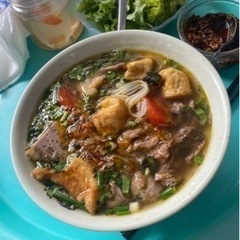 多国籍料理を一緒に食べる友達