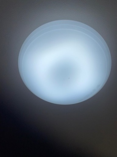 NEC照明器具と丸椅子と姿鏡