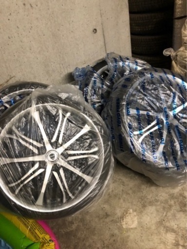 取引決まりました。連絡していた人達申し訳ございません。19インチタイヤ