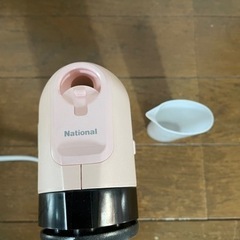 ナショナル ファッションスチーマー.アイロンNI-8A.水入容器付。アイロン台無しでもスチーマーで簡単シワが伸びます。の画像