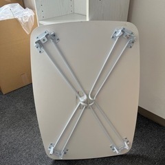 【明日までに取りにこれる方】鏡面仕上げの白いテーブルの画像