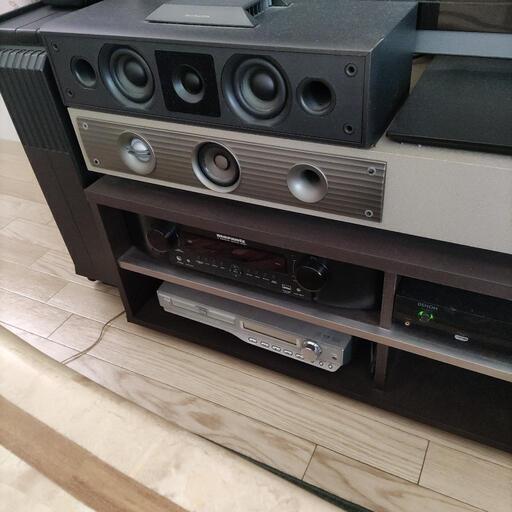 テレビとサラウンドシステム