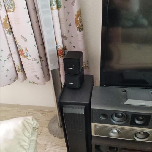 テレビとサラウンドシステム