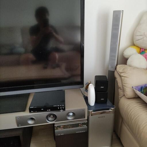 テレビとサラウンドシステム