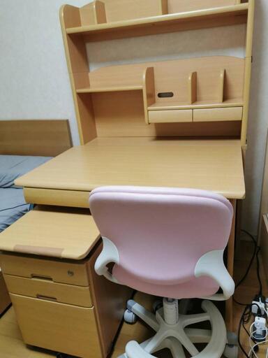 ニトリ学習机とオカムラのチェアのセット