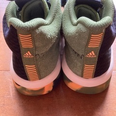 ジュニア　adidasバスケットシューズ　21cmの画像