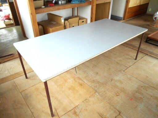 大きな作業テーブル。