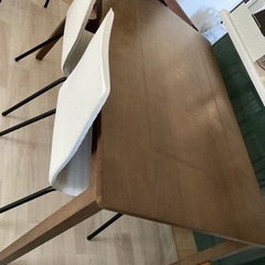 ダイニングテーブルとダイニングチェア4脚セット