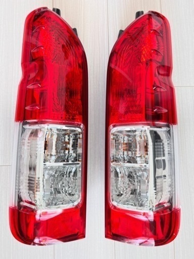 お値下げしました！【新車外し】ハイエース 6型 テールランプ純正