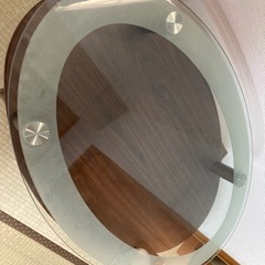 ガラス製ローテーブルの画像