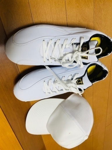 野球スパイクと白帽子