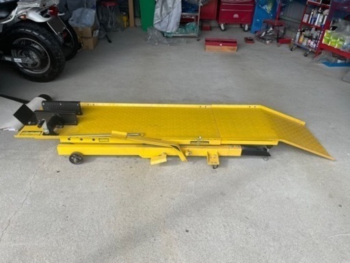 決まりましたー。STRAIGHT 油圧式バイクリフト