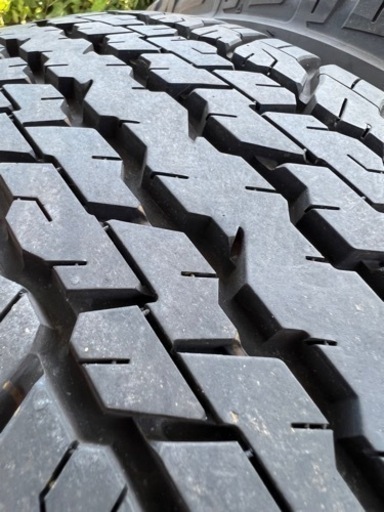 ダンロップタイヤ　　　　　ハイラックス純正265/65r17  バリ溝
