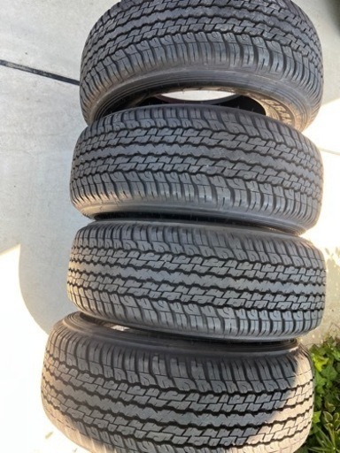 ダンロップタイヤ　　　　　ハイラックス純正265/65r17  バリ溝