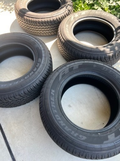 ダンロップタイヤ　　　　　ハイラックス純正265/65r17  バリ溝