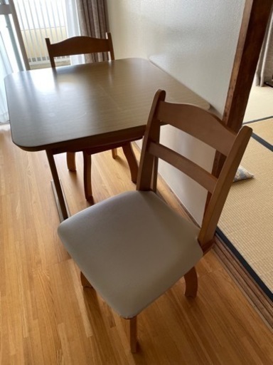 ダイニングテーブル　と　回転椅子２台